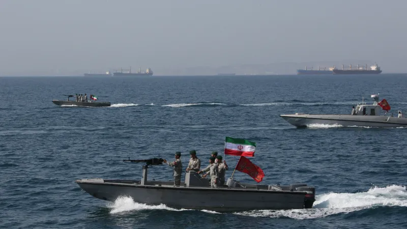 البيت الأبيض يدين استيلاء إيران على سفينة شحن قرب مضيق هرمز..ويكشف جنسيات طاقمها