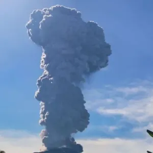 مطلقاً رماداً بارتفاع 5 كيلومترات.. ثوران بركان جبل إيبو الإندونيسي