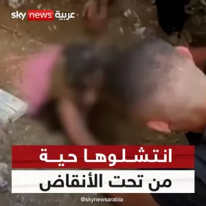 بأياد مجردة.. فلسطينيون ينتشلون طفلة صغيرة حية من تحت أنقاض منزلها الذي دمره القصف الإسرائيلي وسط #غزة #سوشال_سكاي