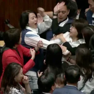 كاميرا ترصد لحظات عراك وفوضى في برلمان تايوان.. والسبب مناقشة إصلاحات
