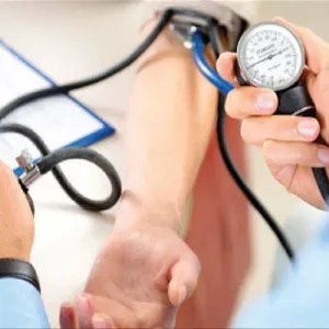 أسباب وعلاج ضغط الدم بعد سن الخمسين