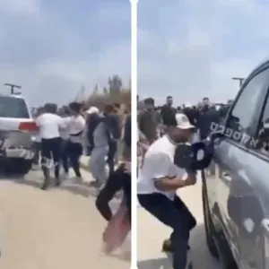 شاهد.. طلاب فلسطينيون يعتدون على السفير الألماني ويحطمون سيارته في الضفة الغربية