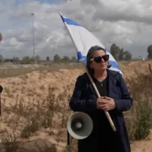 كانت متجهة إلى غزة.. اعتراض ونهب شحنة مساعدات من قبل إسرائيليين قرب الخليل