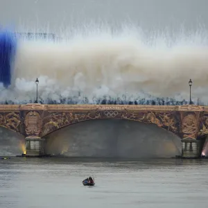 باريس توقد شعلتها الأولمبية بمشاهد تاريخية وعروض أسطورية