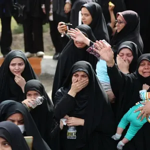 ابنة قاسم سليماني تقدم خاتم والدها ليدفن مع جثمان وزير الخارجية عبد اللهيان (فيديو)