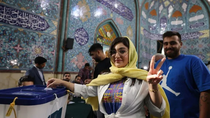 انتخابات الرئاسة الإيرانية بعد مشاركة ضعيفة: دورة ثانية بين الإصلاحي بيزشكيان والمحافظ المتشدّد جليلي