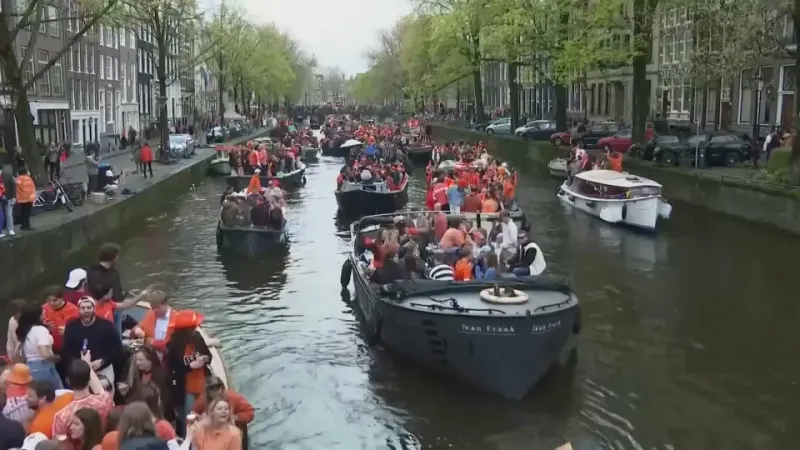 الهولنديون يحتفلون بعيد ميلاد ملكهم عبر الإبحار في قنوات أمستردام المائية