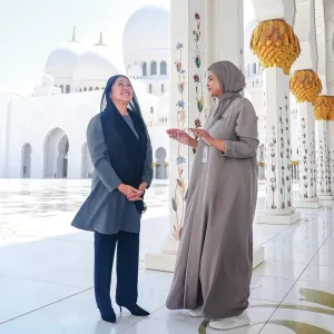 حرم الرئيس الفلبيني تزور جامع الشيخ زايد الكبير في أبوظبي