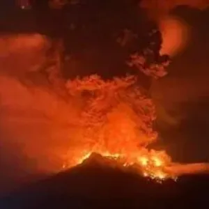 إغلاق 7 مطارات فى إندونيسيا بسبب الرماد البركانى المتصاعد من جبل روانج