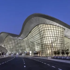 مطار زايد الدولي يؤكد العمل بكامل طاقته رغم الأحوال الجوية الصعبة