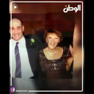 مشاهد من جنازة والدة كريم عبدالعزيز.. أحمد عز يواسيه والسقا يساعده في حمل النعش
