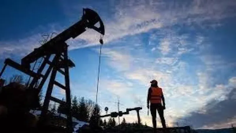 النفط يرتفع مع تقلص مخزونات الخام الأمريكية وآمال خفض الفائدة