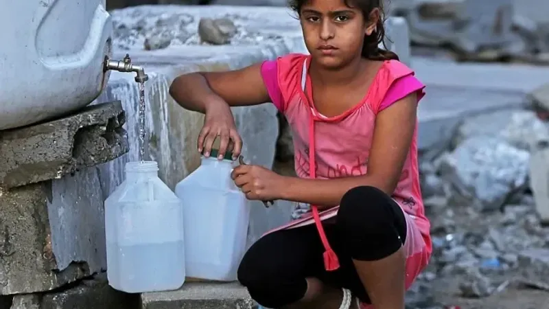 قص الشعر... خيار نساء غزة الصعب لمواجهة تحديات شح المياه