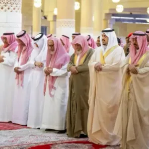 نائب أمير الرياض يؤدي صلاة الميت على عبداللطيف بن عبدالرحمن آل الشيخ