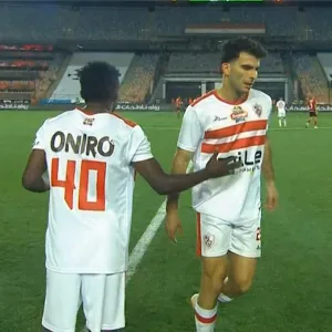 فيديو | زيزو يغادر مباراة الأهلي والزمالك مصابًا