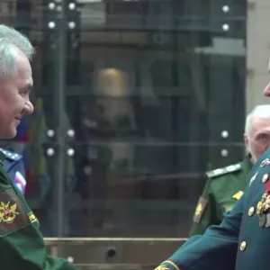 شويغو يقلّد قائد قوات "المركز" أرفع وسام في روسيا (فيديو)