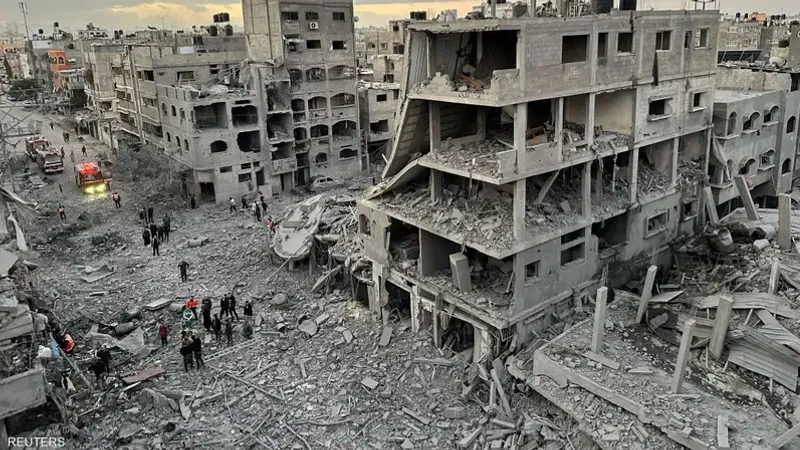 مراسلنا: شهداء وجرحى في قصف الاحتلال بناية سكنية وسط مدينة غزة