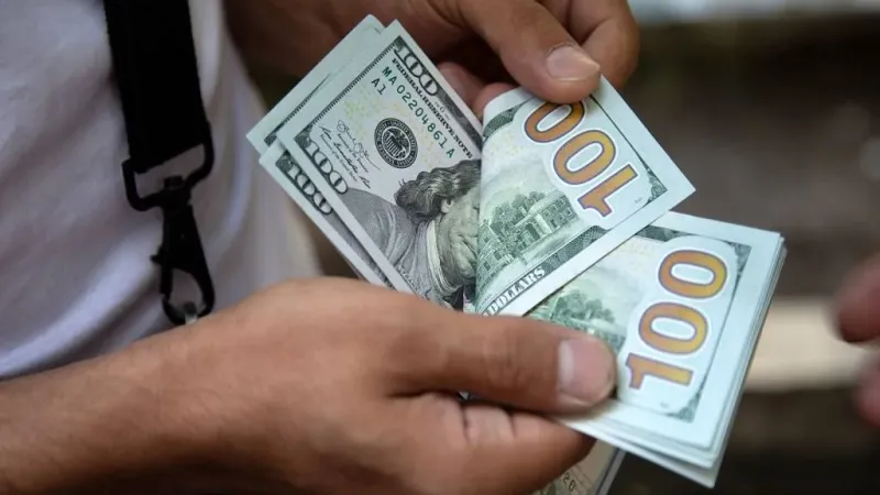 سعر الدولار اليوم الجمعة في عدد من البنوك داخل مصر