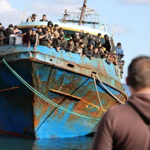 المعارضة اليونانية تطالب بالتحقيق في مزاعم إلقاء مهاجرين في البحر