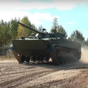 روسيا تجهز الجيش بدفعة من المدرعات وناقلات الجنود المعدّلة (فيديو)