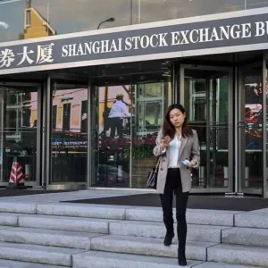 الأسهم الصينية تتراجع خشية انتقال «عدوى الرسوم» إلى أوروبا