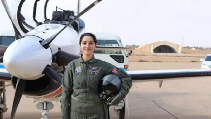 يمنى الدلايلي أول قائدة طائرة حربية مقاتلة في تونس
