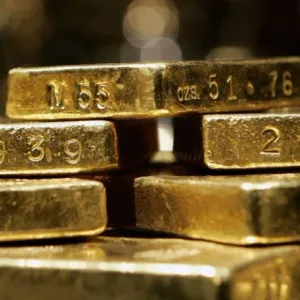 الذهب يحوم فوق مستوى 2400 دولار وسط ترقب محضر الفيدرالي اليوم