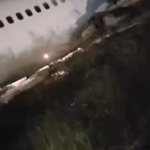 #بالفيديو.. إصابة 11 شخصا بعد خروج طائرة "BOEING 737" عن المدرج في داكار بـ #السنغال