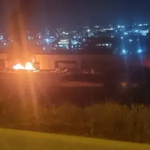 الضفة الغربية.. مستوطنون يحرقون شاحنتين تحملان مساعدات أردنية لقطاع غزة
