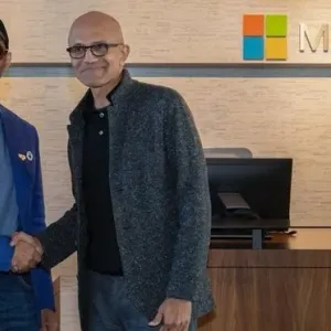 طحنون بن زايد يلتقي الرئيس التنفيذي لشركة مايكروسوفت