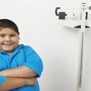 علماء: الوزن الزائد في مرحلة الطفولة يمكن أن يقصر عمر الإنسان إلى النصف