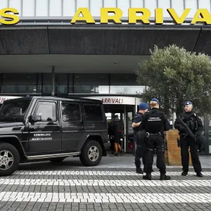 على المباشر.. اعتقال نجمة عالمية في مطار أوروبي (فيديو)