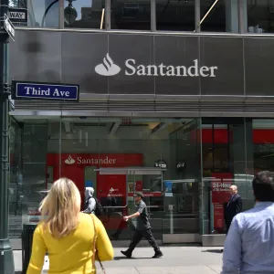 مخترقون يعرضون بيانات عملاء لدى بنك Santander للبيع مقابل مليوني دولار