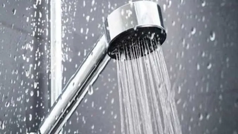 الاستحمام يوميًا أم مرة واحدة في الشهر؟ طبيب يحسم الجدل ويوضح الفوائد والأضرار (خاص)