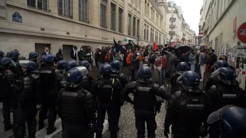 فيديو. توتر في معهد العلوم السياسية بباريس: الشرطة تخلي المبنى من المحتجين https://arabic.euronews.com/video/2024/05/03/science-po-students-stage-pro...