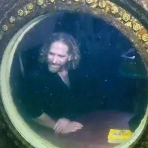 بالفيديو | قضى 93 يوماً تحت الماء وخرج أصغر بعشر سنوات