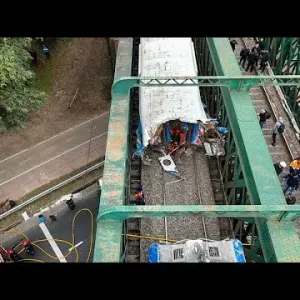 شاهد: أكثر من 90 مصابا بعد خروج قطار عن مساره واصطدامه بقطار فارغ في بوينس آيرس