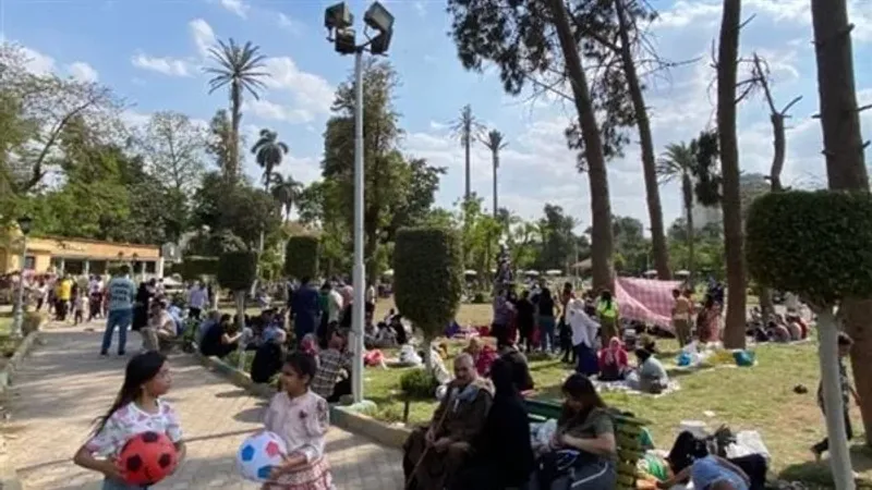 توافد المواطنين على حديقة الحرية للاحتفال بعيد الربيع.. صور