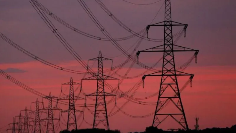 الكويت توقع عقدين لشراء 500 ميجاوات من الكهرباء من خلال شبكة الربط الخليجي