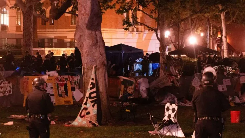 شرطة لوس أنجلوس: لم نحتجز أحدا خلال إخلاء مخيم الجامعة #سكاي_اونلاين https://skynewsarabia.com/world/1711397