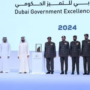 محمد بن راشد يتوج «إقامة دبي» بجائزة فئة النُخبة الأعلى مرتبة