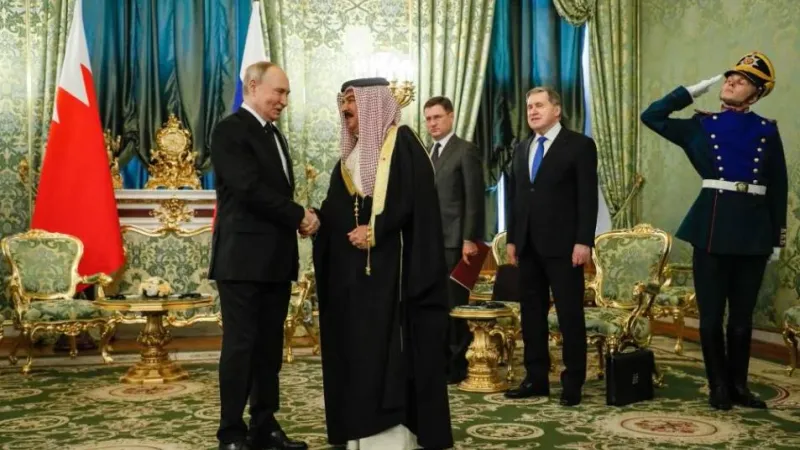 ملك البحرين يلتقي بوتين ويأمل دعم روسيا مؤتمراً للسلام