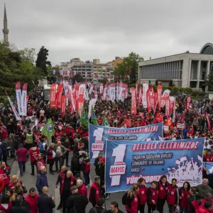 اشتباكات بين المتظاهرين وشرطة مكافحة الشغب في ميدان تقسم بإسطنبول بمناسبة اليوم العالمي للعمال