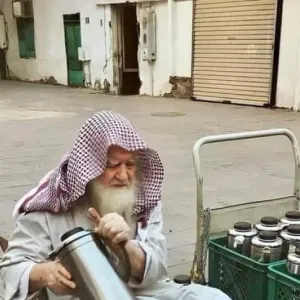 رحل بعد ضيافته لزوار النبي بالشاي 40 عاما.. من هو الحاج إسماعيل أبو السباع؟