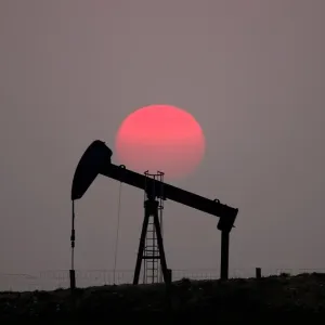 أسعار النفط تتراجع وسط ترقب لبيانات المخزونات الأميركية