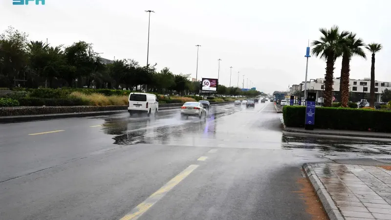 بأصوات الرعد والبرق.. أمطارٌ غزيرة على العاصمة الرياض الآن