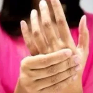 هل تعاني من تنميل اليدين أثناء النوم؟ اعرف الأسباب والعلاج