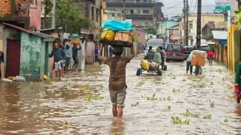 مدغشقر.. مقتل (11) شخصًا ونزوح الآلاف جراء إعصار "غاماني"
