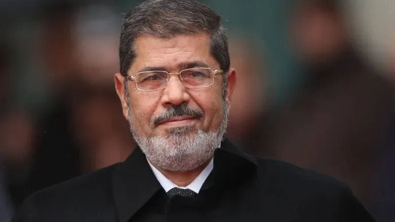 طبيب مصري يحسم الجدل ويكشف السبب الحقيقي لوفاة الرئيس المخلوع محمد مرسي