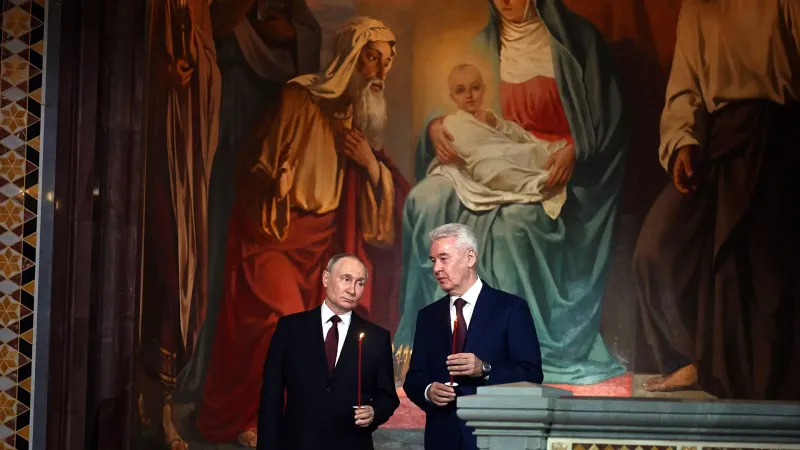 شاهد: الرئيس الروسي بوتين يحضر قداس أحد القيامة في موسكو